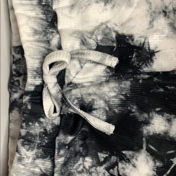 Great and white tie die shorts with Waist tie - Picture 2 of 4